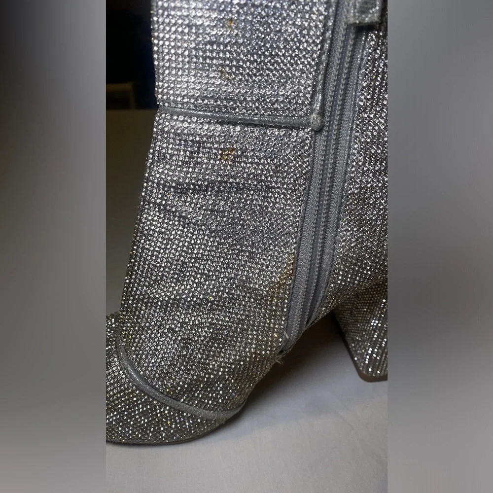 Steve Madden Women’s Noticed-R Rhinestone Silver Heeled Booties Size 9 EUC